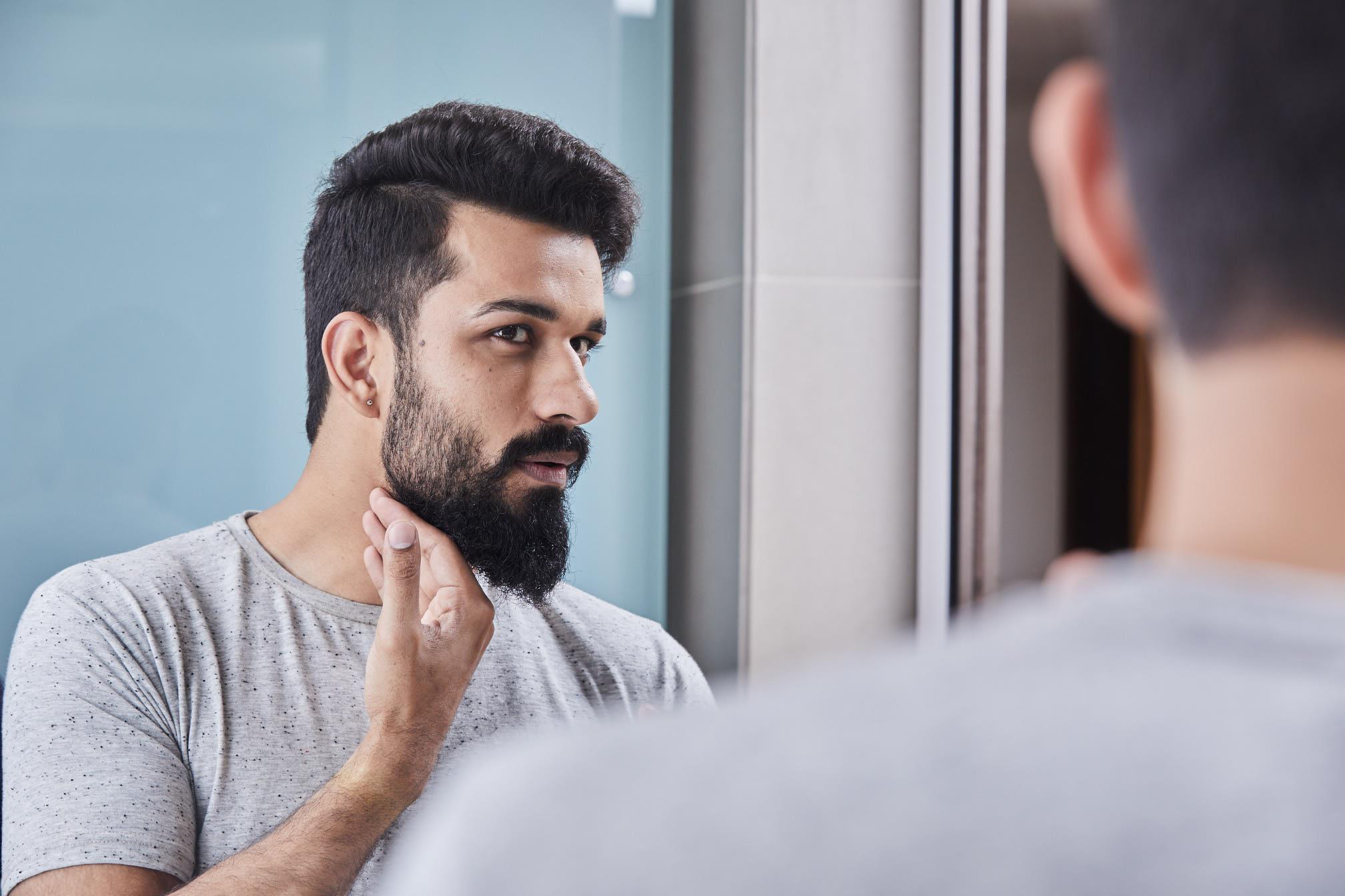Мужчина задумывается, как увеличить объем волос, если не растет борода